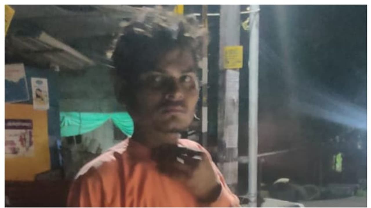 കോഴിക്കോട് വീടിന്റെ ചുറ്റുമതിലിനോട് ചേര്ന്ന് കമ്പിയില് യുവാവ് തൂങ്ങിമരിച്ച നിലയില് കോഴിക്കോട് വീടിന്റെ ചുറ്റുമതിലിനോട് ചേര്ന്ന് കമ്പിയില് യുവാവ് തൂങ്ങിമരിച്ച നിലയില്