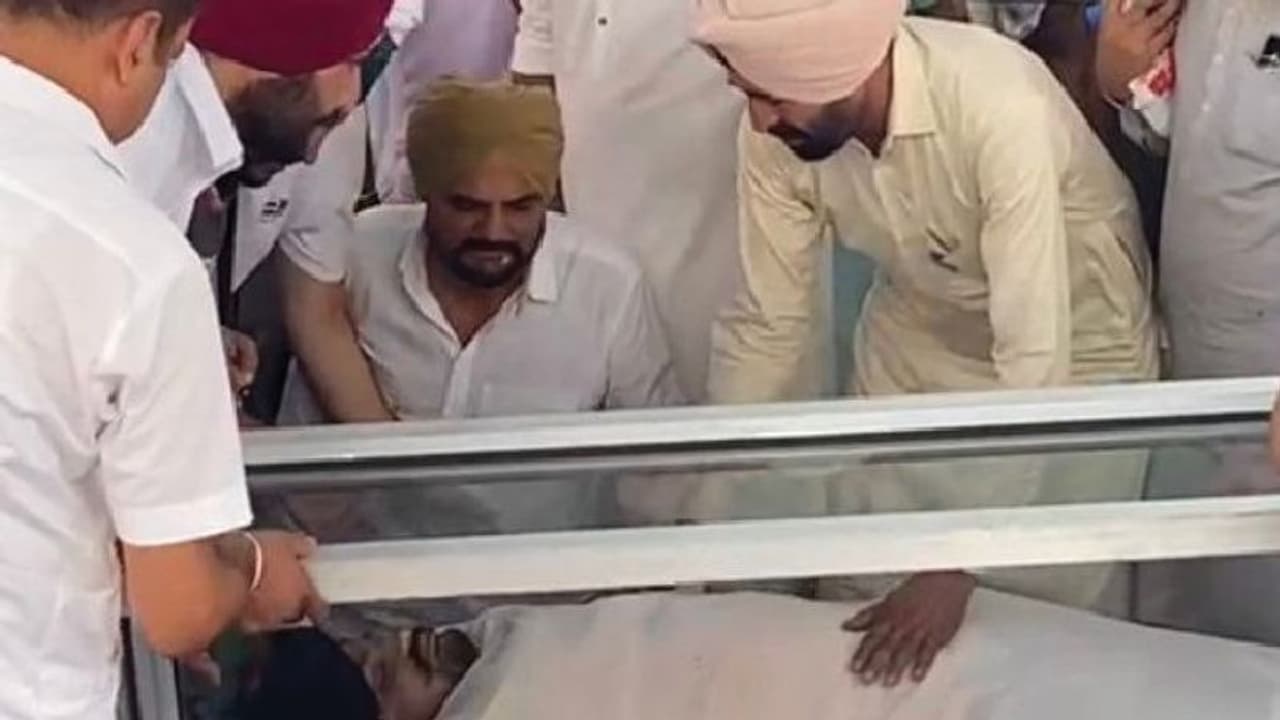 मूसेवाला को आखिरी सलाम: सामने आई अंतिम संस्कार से पहले की तस्वीर, पिता ने उढ़ाया बेटे को कफन, रोते बिखते फैंस मूसेवाला को आखिरी सलाम: सामने आई अंतिम संस्कार से पहले की तस्वीर, पिता ने उढ़ाया बेटे को कफन, रोते बिखते फैंस