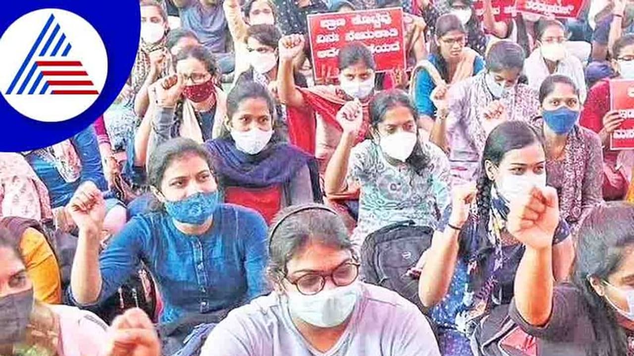 PSI Recruitment ಮರು ಪರೀಕ್ಷೆ ವಿರೋಧಿಸಿ ಅಭ್ಯರ್ಥಿಗಳ ಪ್ರತಿಭಟನೆ 