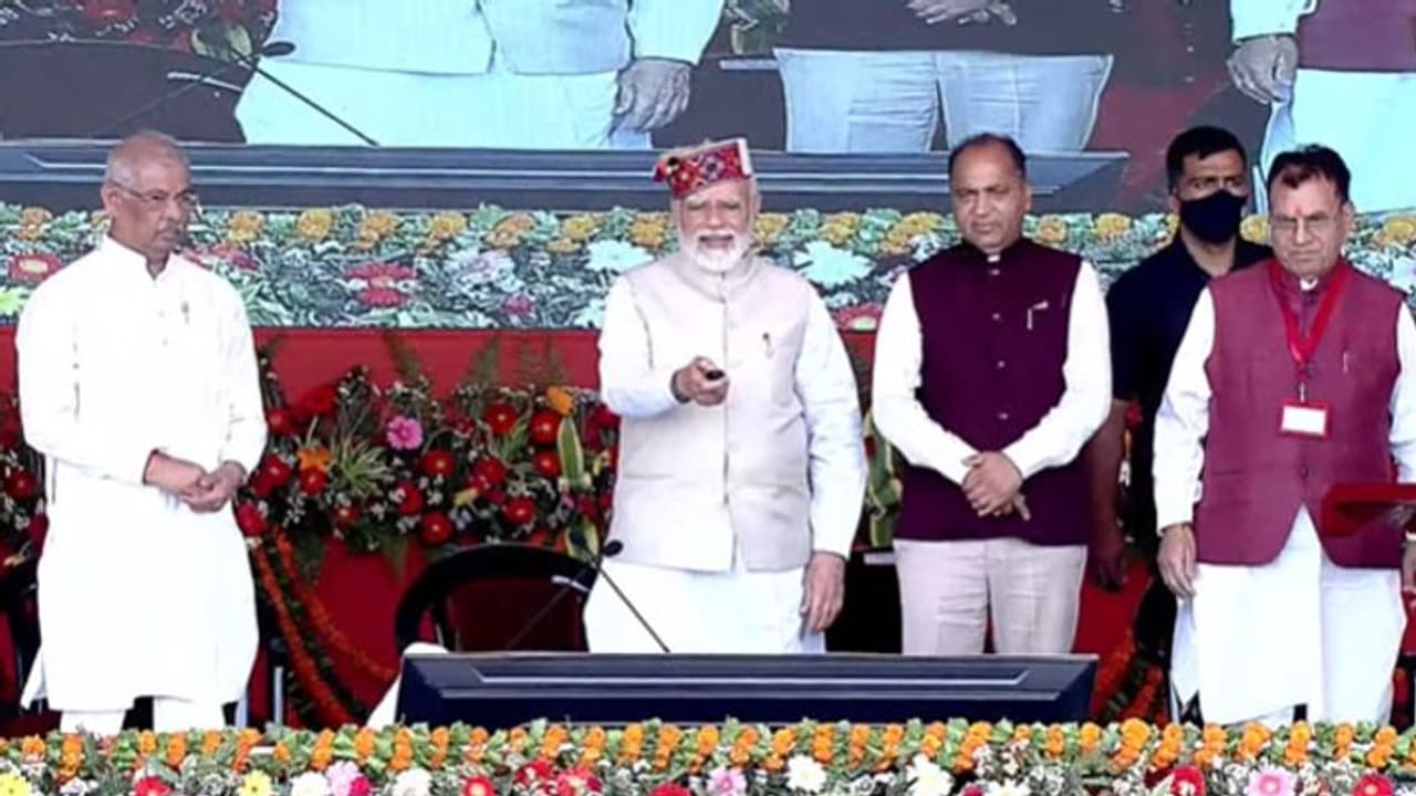 ಒಂದೇ ಕ್ಲಿಕ್ನಲ್ಲಿ ರೈತರ ಖಾತೆ ಸೇರಿದ ಸಮ್ಮಾನ್ ನಿಧಿ, ಇದೆಲ್ಲವೂ ದೇಶದ 'ಕೃಪೆ'ಯಿಂದ ನಡೆಯುತ್ತಿದೆ ಎಂದ ಮೋದಿ! ಒಂದೇ ಕ್ಲಿಕ್ನಲ್ಲಿ ರೈತರ ಖಾತೆ ಸೇರಿದ ಸಮ್ಮಾನ್ ನಿಧಿ, ಇದೆಲ್ಲವೂ ದೇಶದ 'ಕೃಪೆ'ಯಿಂದ ನಡೆಯುತ್ತಿದೆ ಎಂದ ಮೋದಿ!