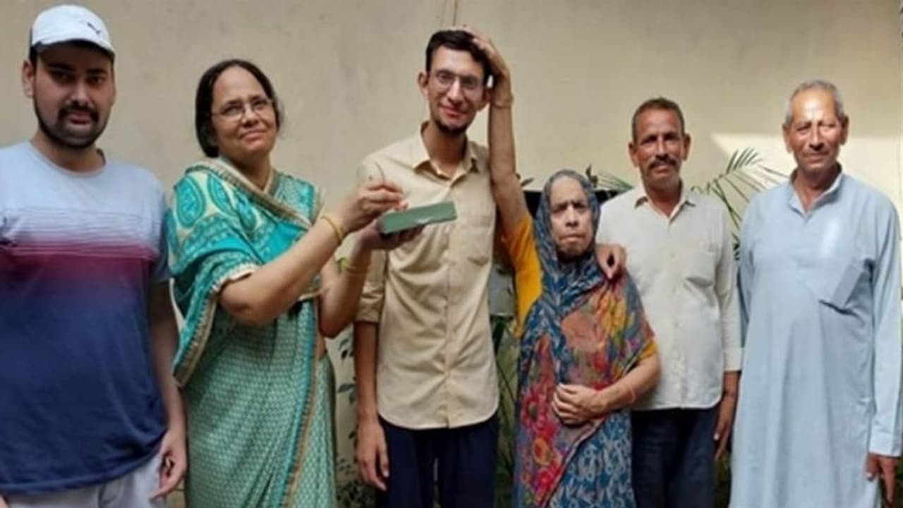 किसान के बेटे ने बिना कोचिंग पास की यूपीएससी परीक्षा, कुछ ऐसा रहा सफलता का सफर किसान के बेटे ने बिना कोचिंग पास की यूपीएससी परीक्षा, कुछ ऐसा रहा सफलता का सफर