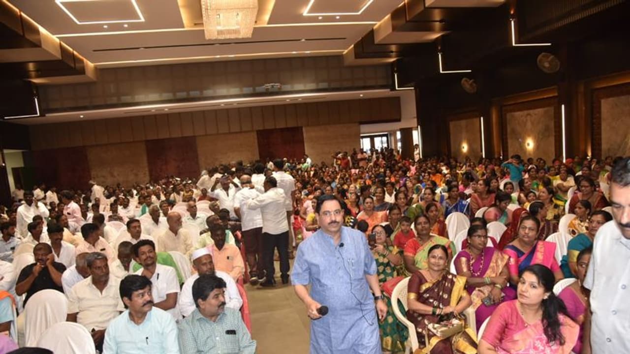 ಬಡವರಿಗೆ ಅತ್ಯಂತ ಉಪಯುಕ್ತ ಯೋಜನೆ ಜಾರಿ, ಸಂವಾದದಲ್ಲಿ ಪ್ರಲ್ಹಾದ್ ಜೋಶಿ ಹೇಳಿಕೆ ಬಡವರಿಗೆ ಅತ್ಯಂತ ಉಪಯುಕ್ತ ಯೋಜನೆ ಜಾರಿ, ಸಂವಾದದಲ್ಲಿ ಪ್ರಲ್ಹಾದ್ ಜೋಶಿ ಹೇಳಿಕೆ