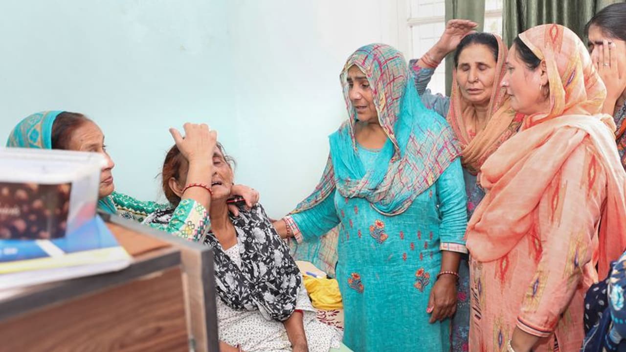 Target Killing : कश्मीर घाटी में एक और कश्मीरी पंडित महिला टीचर की हत्या, आतंकवादियों ने सिर में मारी गोली Target Killing : कश्मीर घाटी में एक और कश्मीरी पंडित महिला टीचर की हत्या, आतंकवादियों ने सिर में मारी गोली