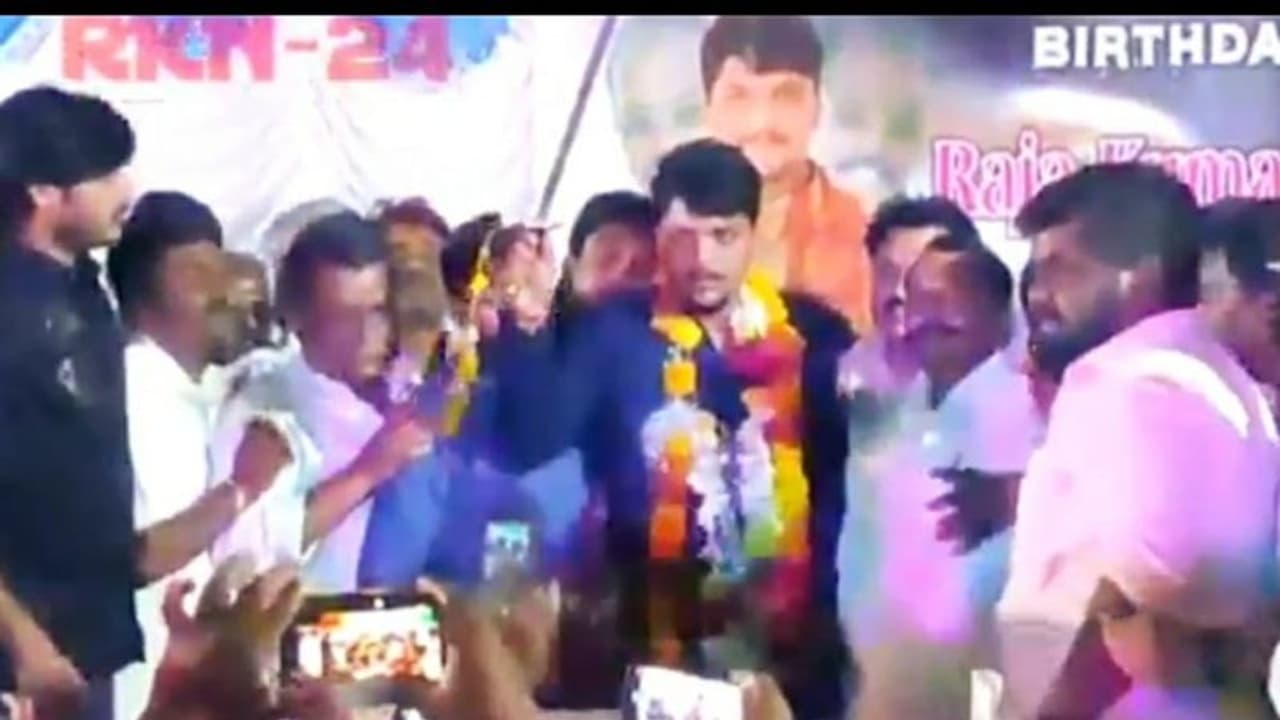 ತಲ್ವಾರ್ನಿಂದ ಕೇಕ್ ಕಟ್ ಮಾಡಿ ಬರ್ತ್ ಡೇ ಆಚರಿಸಿಕೊಂಡ ಯೂತ್ ಕಾಂಗ್ರೆಸ್ ಜಿಲ್ಲಾಧ್ಯಕ್ಷ ತಲ್ವಾರ್ನಿಂದ ಕೇಕ್ ಕಟ್ ಮಾಡಿ ಬರ್ತ್ ಡೇ ಆಚರಿಸಿಕೊಂಡ ಯೂತ್ ಕಾಂಗ್ರೆಸ್ ಜಿಲ್ಲಾಧ್ಯಕ್ಷ