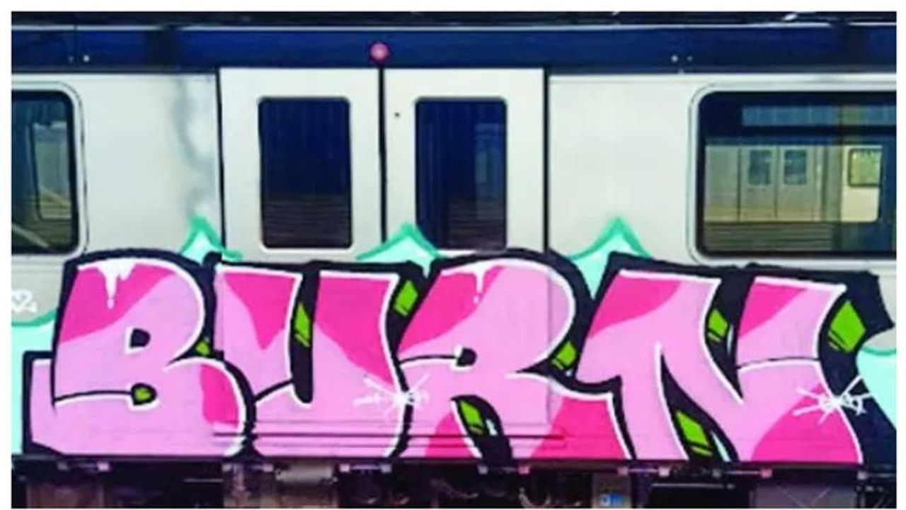 'ബേൺ, ഫസ്റ്റ് ഹിറ്റ് ഇൻ കൊച്ചി', ഗ്രാഫിറ്റിക്ക് പിന്നിൽ രണ്ട് പേർ, ചിത്രം സിസിടിവിയിൽ