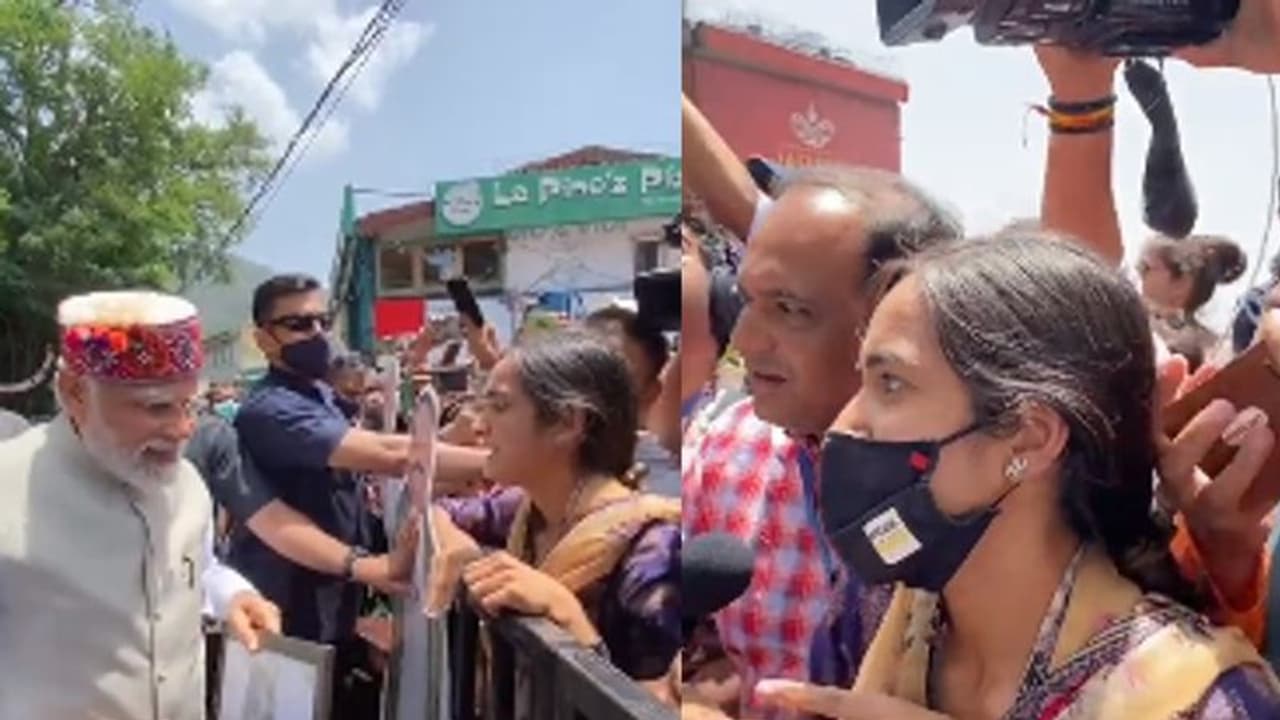 ആ പെണ്‍കുട്ടിയെ വഴിയരികില്‍ കണ്ട് വാഹനം നിര്‍ത്തി മോദി ഇറങ്ങി, കാരണം കയ്യിലെ ആ ചിത്രം: വീഡിയോ