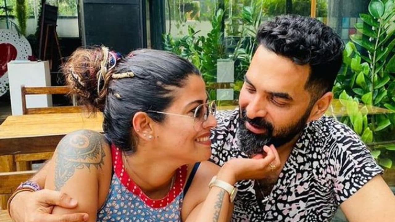 இசையமைப்பாளருடன் ரொமான்ஸ் பண்ணும் மாஜி மனைவி... போட்டோ பார்த்து கடுப்பான பாலா என்ன சொன்னார் தெரியுமா? இசையமைப்பாளருடன் ரொமான்ஸ் பண்ணும் மாஜி மனைவி... போட்டோ பார்த்து கடுப்பான பாலா என்ன சொன்னார் தெரியுமா?