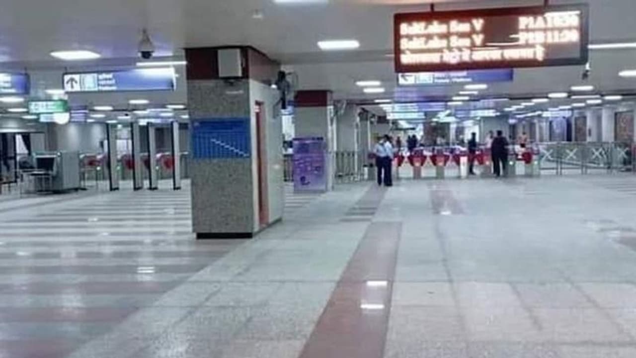 రాయదుర్గం మెట్రో స్టేషన్ లో యువతి డ్యాన్స్ .. వీడియో వైరల్.. రాయదుర్గం మెట్రో స్టేషన్ లో యువతి డ్యాన్స్ .. వీడియో వైరల్..