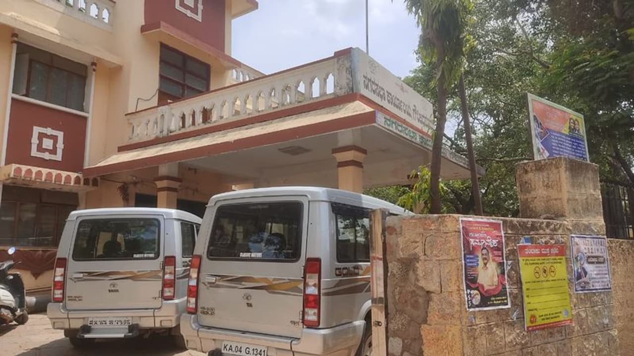 ಚಿಂತಾಮಣಿ, ಗೌರಿಬಿದನೂರು ನಗರಸಭೆ ಅಧಿಕಾರಿಗಳಿಗೆ ಎಸಿಬಿ ಶಾಕ್ ಚಿಂತಾಮಣಿ, ಗೌರಿಬಿದನೂರು ನಗರಸಭೆ ಅಧಿಕಾರಿಗಳಿಗೆ ಎಸಿಬಿ ಶಾಕ್