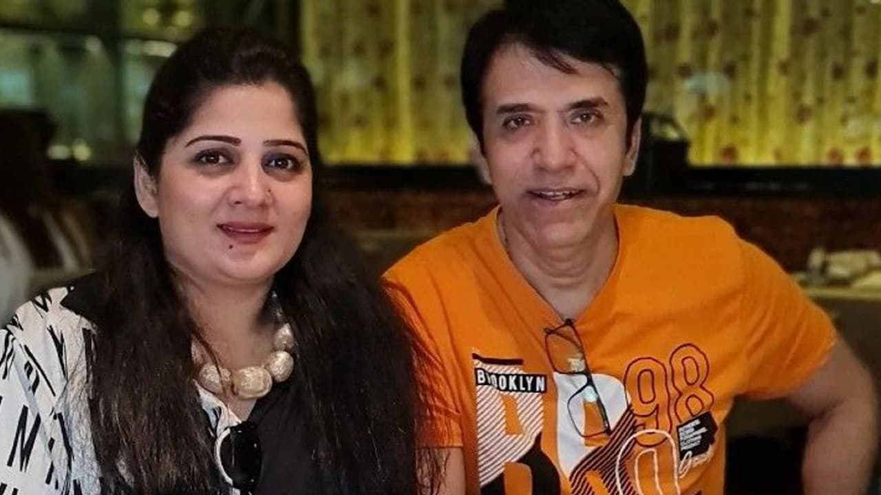 অভিনেতা সুরজের সুস্থতা কামনায় মাথা মুড়িয়ে ফেললেন তার অভিনেত্রী স্ত্রী অভিনেতা সুরজের সুস্থতা কামনায় মাথা মুড়িয়ে ফেললেন তার অভিনেত্রী স্ত্রী