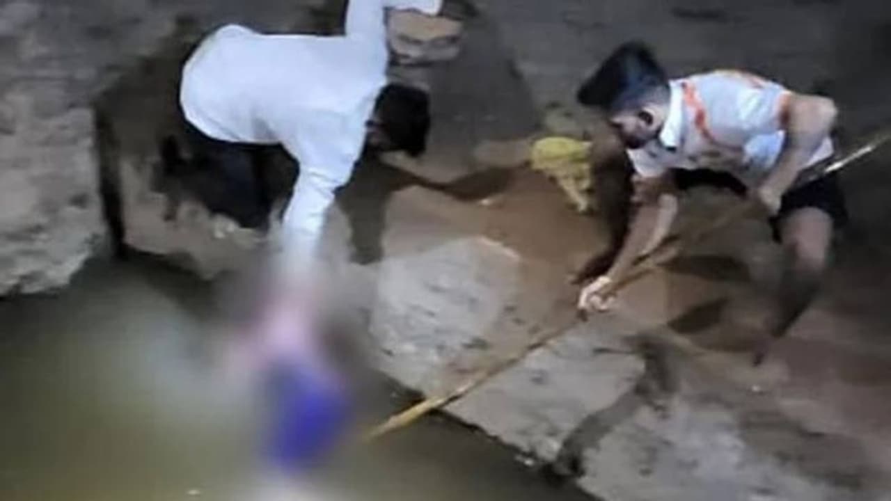 ഭർത്താവുമായി വഴക്കിട്ട് ആറ് കുട്ടികളെ കിണറ്റിലെറിഞ്ഞ് കൊന്നു, അമ്മ അറസ്റ്റിൽ ഭർത്താവുമായി വഴക്കിട്ട് ആറ് കുട്ടികളെ കിണറ്റിലെറിഞ്ഞ് കൊന്നു, അമ്മ അറസ്റ്റിൽ