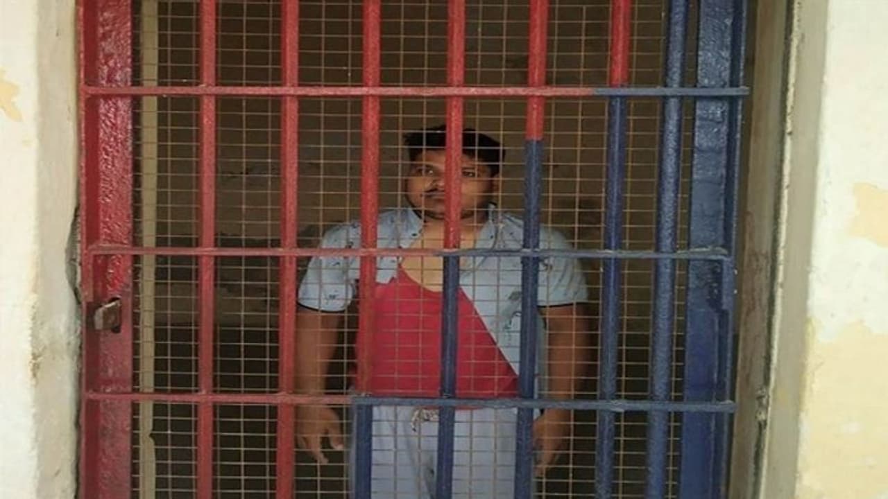 थाने के अंदर महिला को जड़े गए 20 थप्पड़, वीडियो बनता देख दौड़े पुलिसकर्मी और आरोपी को किया गिरफ्तार थाने के अंदर महिला को जड़े गए 20 थप्पड़, वीडियो बनता देख दौड़े पुलिसकर्मी और आरोपी को किया गिरफ्तार