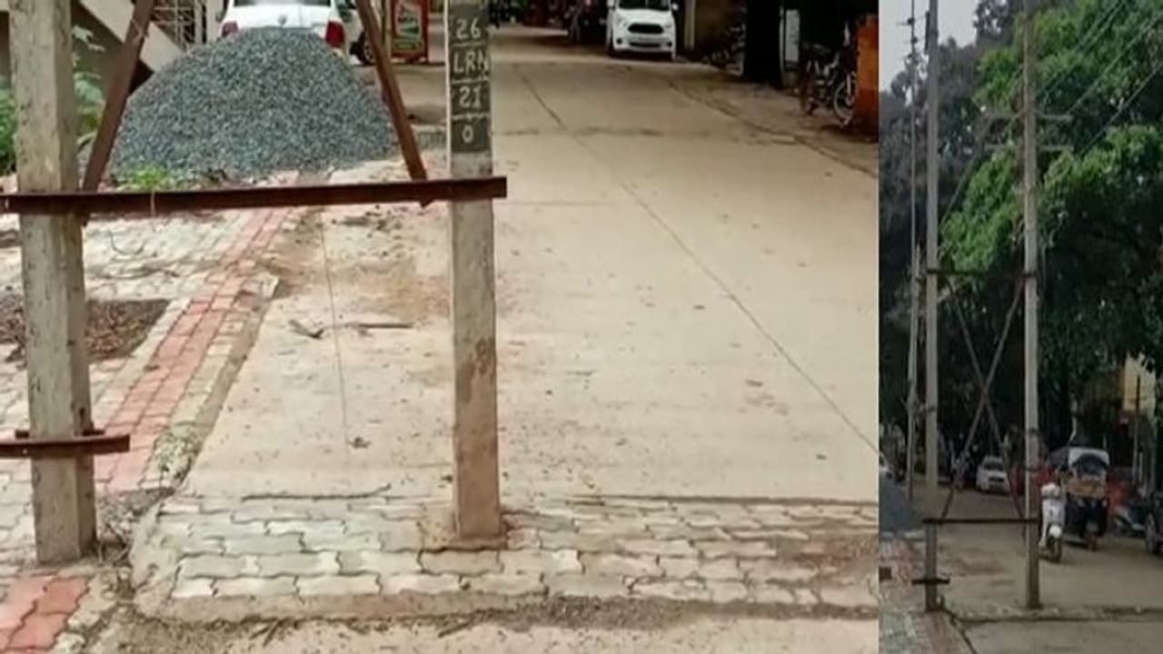 ಹುಬ್ಬಳ್ಳಿ: ನಡು ರಸ್ತೆಯಲ್ಲಿ ಲೈಟ್ ಕಂಬ, ಅಧಿಕಾರಿಗಳು ಸ್ಮಾರ್ಟ್ ಆಗೋದು ಯಾವಾಗ..? ಹುಬ್ಬಳ್ಳಿ: ನಡು ರಸ್ತೆಯಲ್ಲಿ ಲೈಟ್ ಕಂಬ, ಅಧಿಕಾರಿಗಳು ಸ್ಮಾರ್ಟ್ ಆಗೋದು ಯಾವಾಗ..?