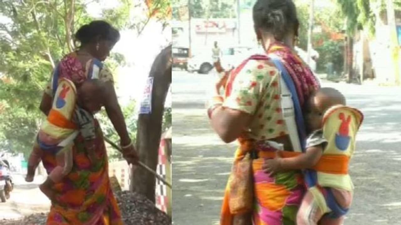 'ഇതെനിക്ക് ഭാരമല്ല', കുഞ്ഞിനെ പുറത്ത് കെട്ടിവച്ച് റോഡ് വൃത്തിയാക്കുന്ന മുനിസിപ്പാലിറ്റി ജീവനക്കാരി
