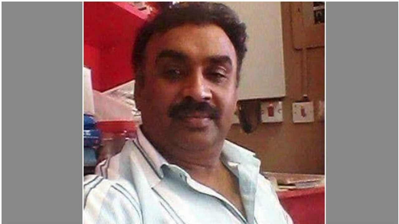 ജോലിക്കിടെ ഹൃദയാഘാതം മൂലം മരിച്ച പ്രവാസി മലയാളിയുടെ മൃതദേഹം നാട്ടിലെത്തിച്ചു ജോലിക്കിടെ ഹൃദയാഘാതം മൂലം മരിച്ച പ്രവാസി മലയാളിയുടെ മൃതദേഹം നാട്ടിലെത്തിച്ചു