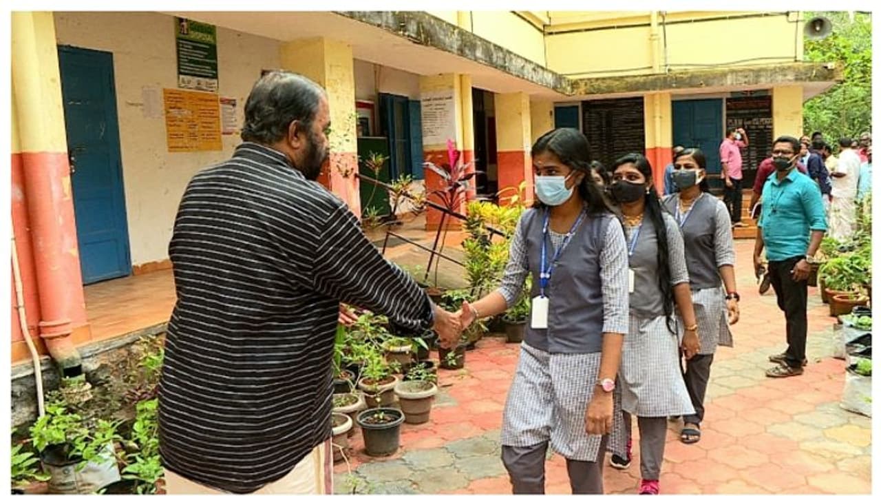 പാതിമുറിഞ്ഞ അധ്യായന വർഷങ്ങൾക്ക് വിട; കൊവിഡ് കാലത്തെ അതിജീവിച്ച് കുട്ടികള്‍ സ്കൂളിലേക്ക്, പ്രവേശനോത്സവം