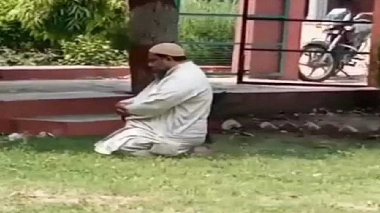 अलीगढ़: एक माह की छुट्टी पर भेजे गए कॉलेज कैंपस में नमाज पढ़ने वाले प्रोफेसर, छात्र नेता ने कही गई थी बड़ी बात