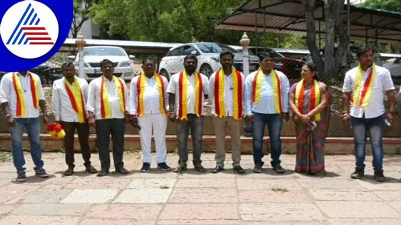 ವಾಯವ್ಯ ಸಾರಿಗೆಗೆ ಬಿಎಂಟಿಸಿ ಗುಜರಿ ಬಸ್ ಮಾರಾಟ: ಕನ್ನಡಪರ ಸಂಘಟನೆಗಳ ಆಕ್ರೋಶ ವಾಯವ್ಯ ಸಾರಿಗೆಗೆ ಬಿಎಂಟಿಸಿ ಗುಜರಿ ಬಸ್ ಮಾರಾಟ: ಕನ್ನಡಪರ ಸಂಘಟನೆಗಳ ಆಕ್ರೋಶ