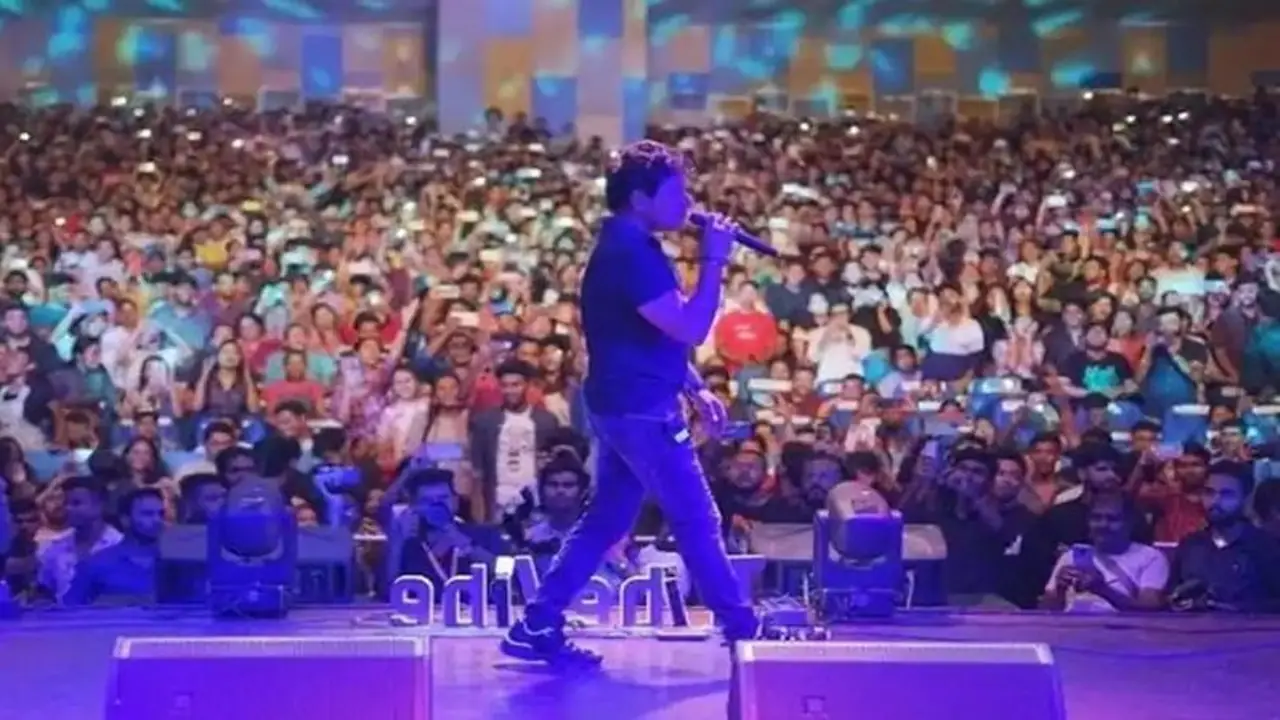 உயிர் பிரியும் கடைசி நிமிடத்தில் பாடகர் கேகே..பதறவைக்கும் வீடியோ உள்ளே! உயிர் பிரியும் கடைசி நிமிடத்தில் பாடகர் கேகே..பதறவைக்கும் வீடியோ உள்ளே!