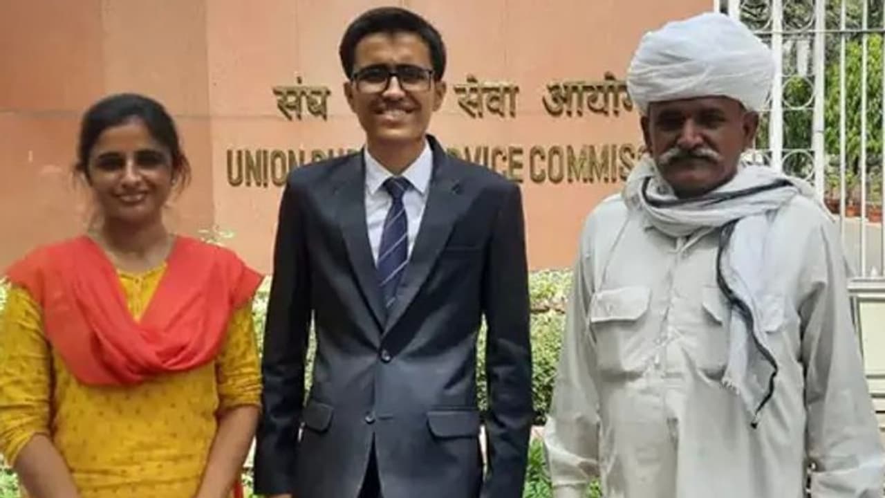 मजदूर अनपढ़ मां बाप का होनहार बेटा, पहले IIT और अब बना IAS अफसर, कोचिंग तक नहीं की...बताया सफलता का राज