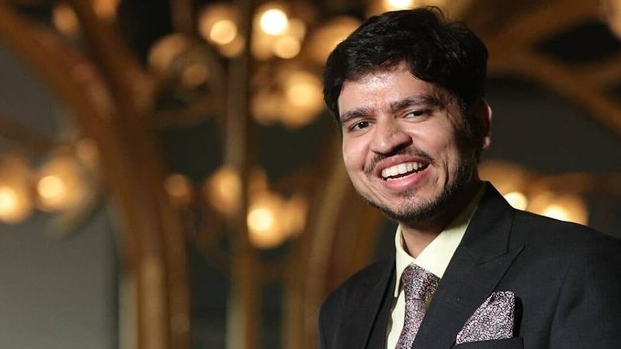 पढ़ाई के दौरान चली गई आंखों की रोशनी, प्री में मां ने तो मेंस में दोस्त ने लिखी आंसरशीट, UPSC में 7वीं रैंक