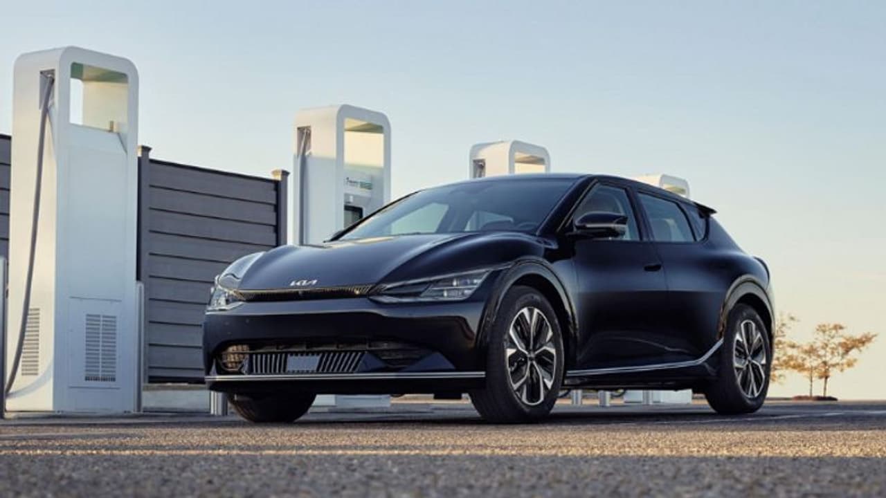 आज इंडिया में लॉन्च होगी Kia EV6 इलेक्ट्रिक कार, सिंगल चार्ज में मिलेगा 528 किलोमीटर की रेंज, ऐसे करें बुक आज इंडिया में लॉन्च होगी Kia EV6 इलेक्ट्रिक कार, सिंगल चार्ज में मिलेगा 528 किलोमीटर की रेंज, ऐसे करें बुक