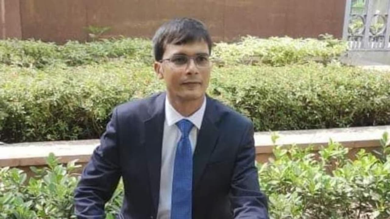 UPSC Success Stories : മകന്റെ UPSC പഠനത്തിന് സ്ഥലം വിറ്റ് പണം കണ്ടെത്തി അച്ഛൻ; 346ാം റാങ്കിലേക്ക് അലോക് UPSC Success Stories : മകന്റെ UPSC പഠനത്തിന് സ്ഥലം വിറ്റ് പണം കണ്ടെത്തി അച്ഛൻ; 346ാം റാങ്കിലേക്ക് അലോക്