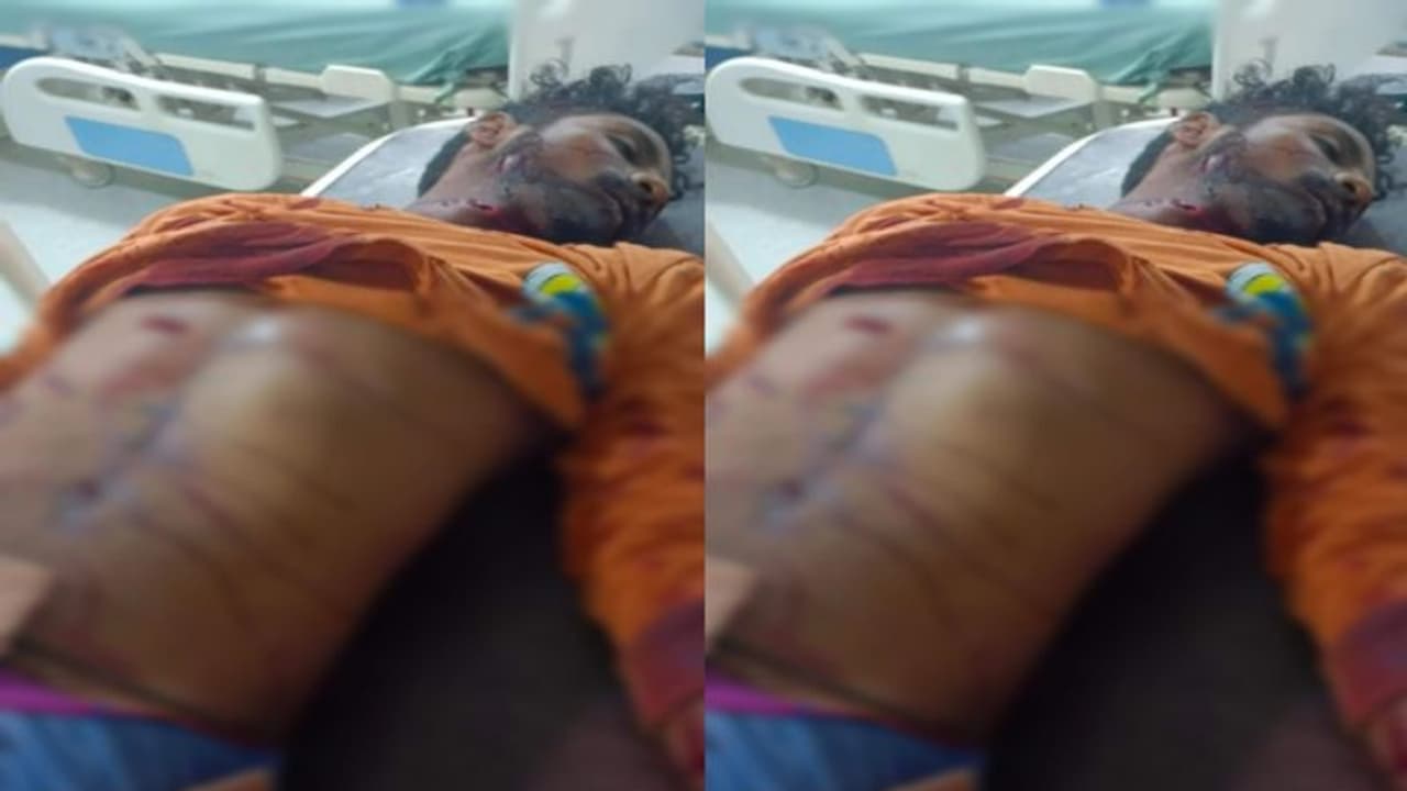 Vijayawada Crime: రౌడీషీటర్ అంత్యక్రియల్లో వివాదం... కత్తులతో పొడిచి యువ ఫుట్ బాల్ ప్లేయర్ దారుణ హత్య Vijayawada Crime: రౌడీషీటర్ అంత్యక్రియల్లో వివాదం... కత్తులతో పొడిచి యువ ఫుట్ బాల్ ప్లేయర్ దారుణ హత్య