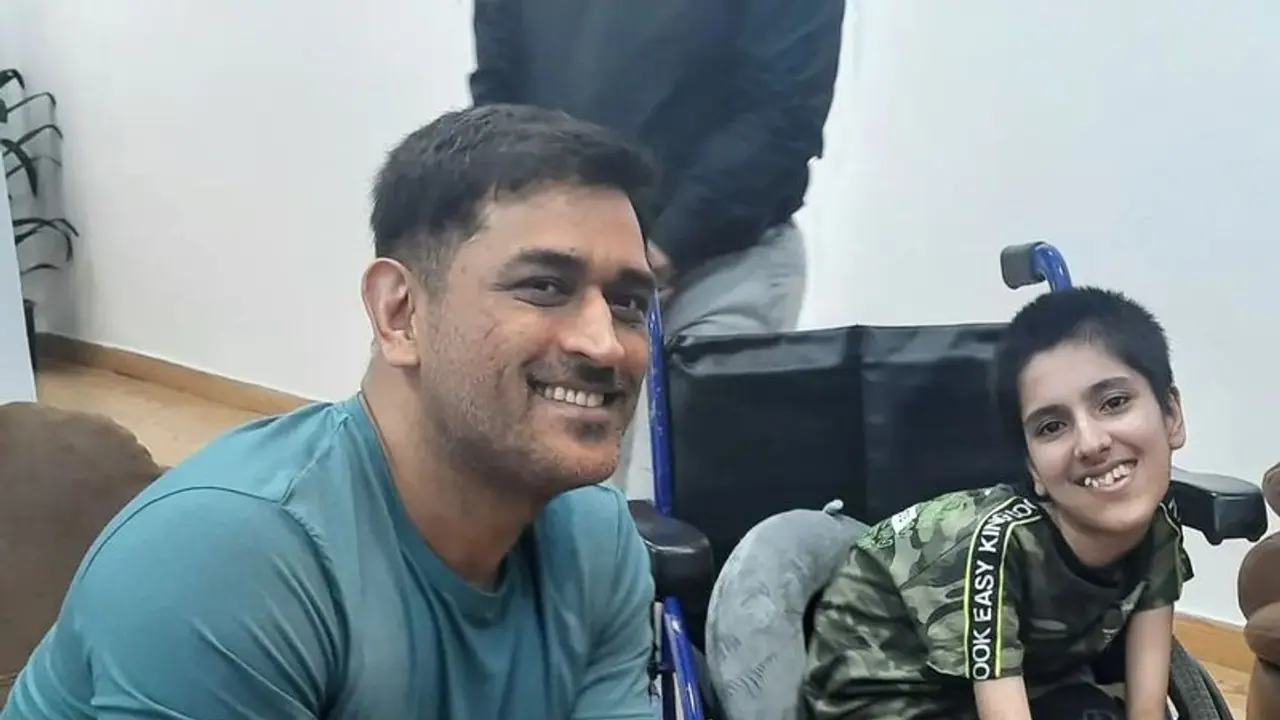 MS Dhoni's warm gesture to a differently abled fan will melt your heart (WATCH) MS Dhoni's warm gesture to a differently abled fan will melt your heart (WATCH)