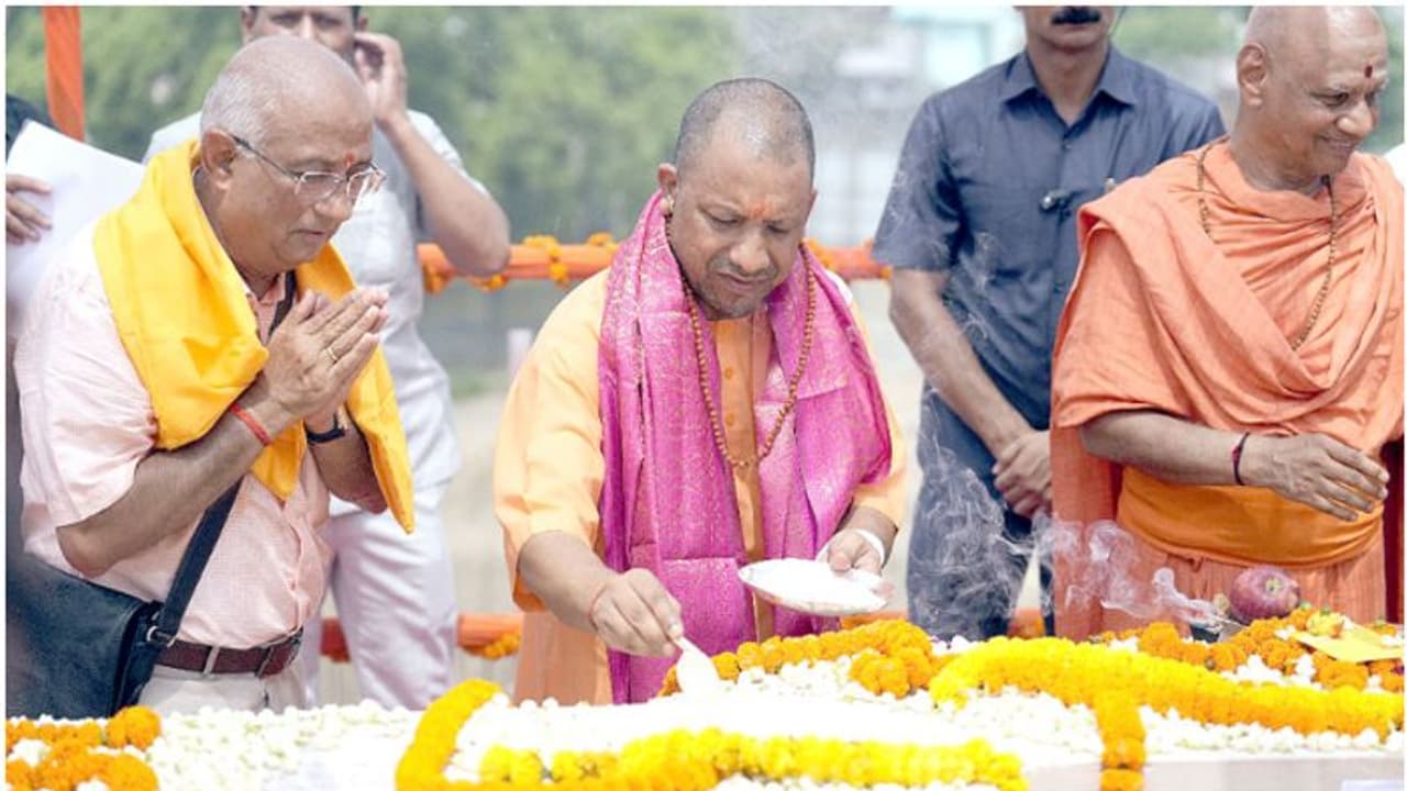 രാമക്ഷേത്രത്തിന്റെ ശ്രീകോവിലിന് തറക്കല്ലിട്ട് യോ​ഗി ആദിത്യനാഥ്; ഐക്യത്തിൻ്റെ പ്രതീകമെന്ന് യുപി മുഖ്യമന്ത്രി