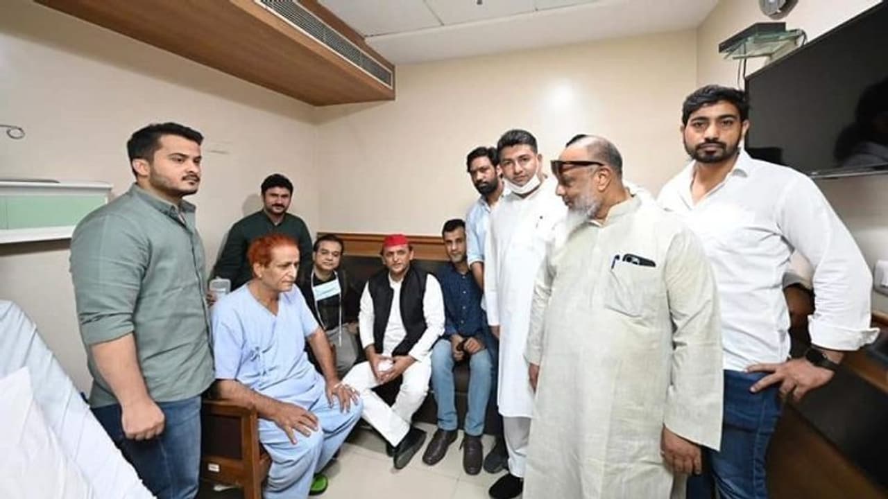 जेल से छूटने के बाद पहली बार आज़म खान से मिले अखिलेश यादव, जानिए दोनों के बीच क्या हुई बात जेल से छूटने के बाद पहली बार आज़म खान से मिले अखिलेश यादव, जानिए दोनों के बीच क्या हुई बात