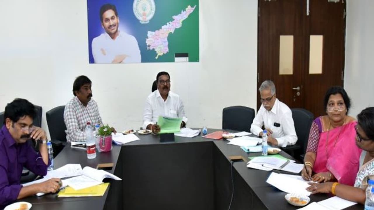 ఏపీలో చర్మ పరిశ్రమ అభివృద్దికి జగన్ సర్కార్ చర్యలు... మంత్రి నాగార్జున కీలక ఆదేశాలు ఏపీలో చర్మ పరిశ్రమ అభివృద్దికి జగన్ సర్కార్ చర్యలు... మంత్రి నాగార్జున కీలక ఆదేశాలు