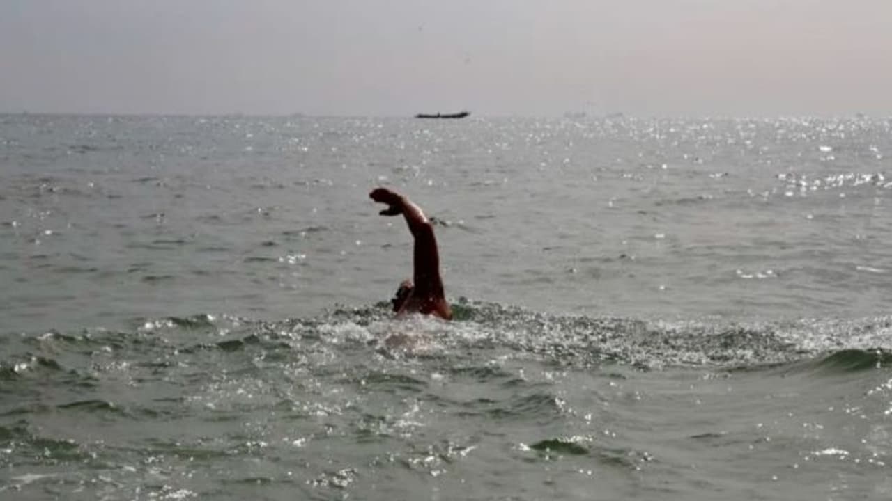 बांग्लादेश की लड़की को भारत के लड़के से फेसबुक पर हुआ प्यार, शादी करने के लिए तैरकर इंडिया आई बांग्लादेश की लड़की को भारत के लड़के से फेसबुक पर हुआ प्यार, शादी करने के लिए तैरकर इंडिया आई