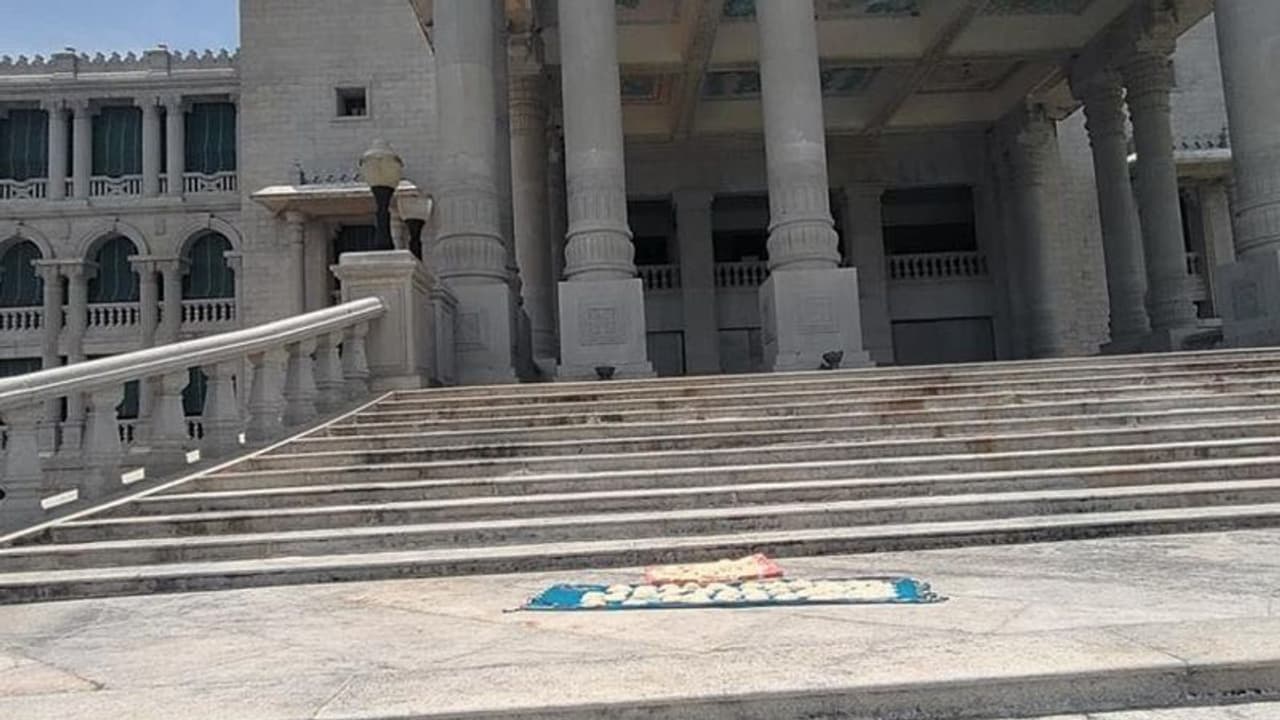 Belagavi: ಸುವರ್ಣಸೌಧ ಎದುರು ಶಾವಿಗೆ ಒಣಹಾಕಿ ಕೆಲಸ ಕಳೆದುಕೊಂಡ ಕಾರ್ಮಿಕ ಮಹಿಳೆ