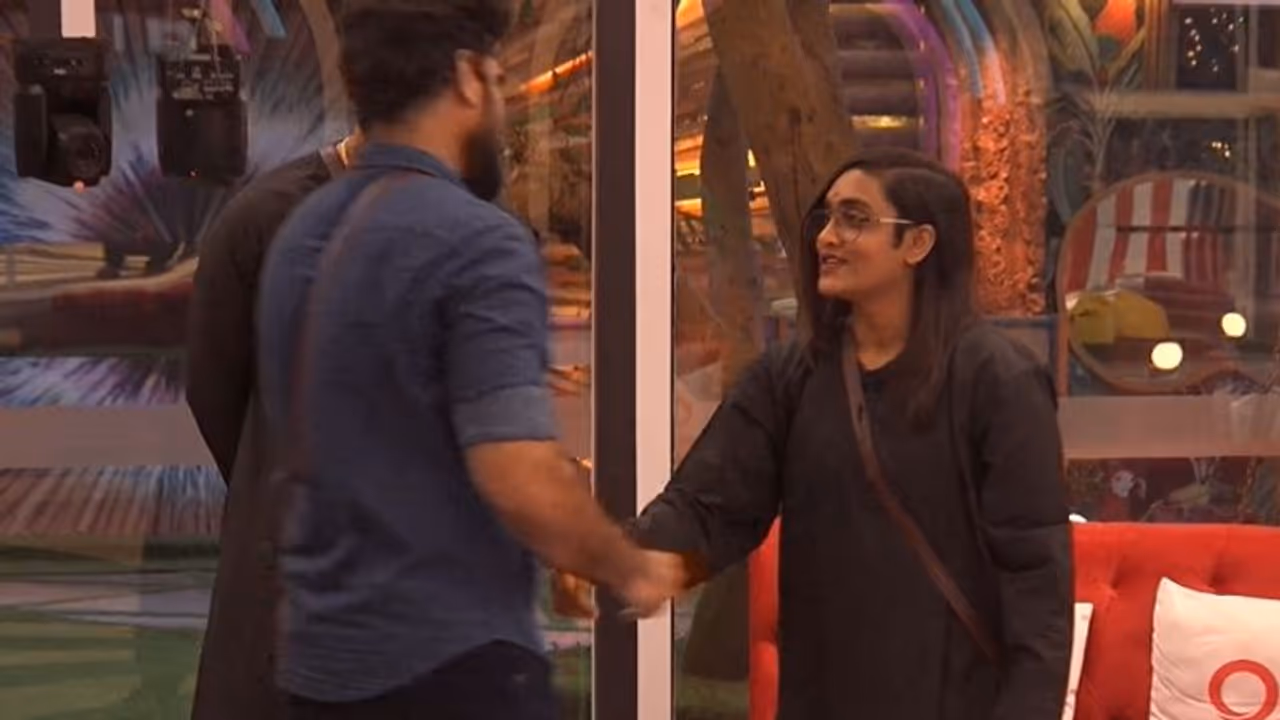 Bigg Boss 4 : 'നീയായ് കളിച്ച് കാണാൻ ആഗ്രഹം'; സീക്രട്ട് റൂമിലേക്കുള്ള യാത്രയിൽ റോബിനോട് ജാസ്മിൻ Bigg Boss 4 : 'നീയായ് കളിച്ച് കാണാൻ ആഗ്രഹം'; സീക്രട്ട് റൂമിലേക്കുള്ള യാത്രയിൽ റോബിനോട് ജാസ്മിൻ