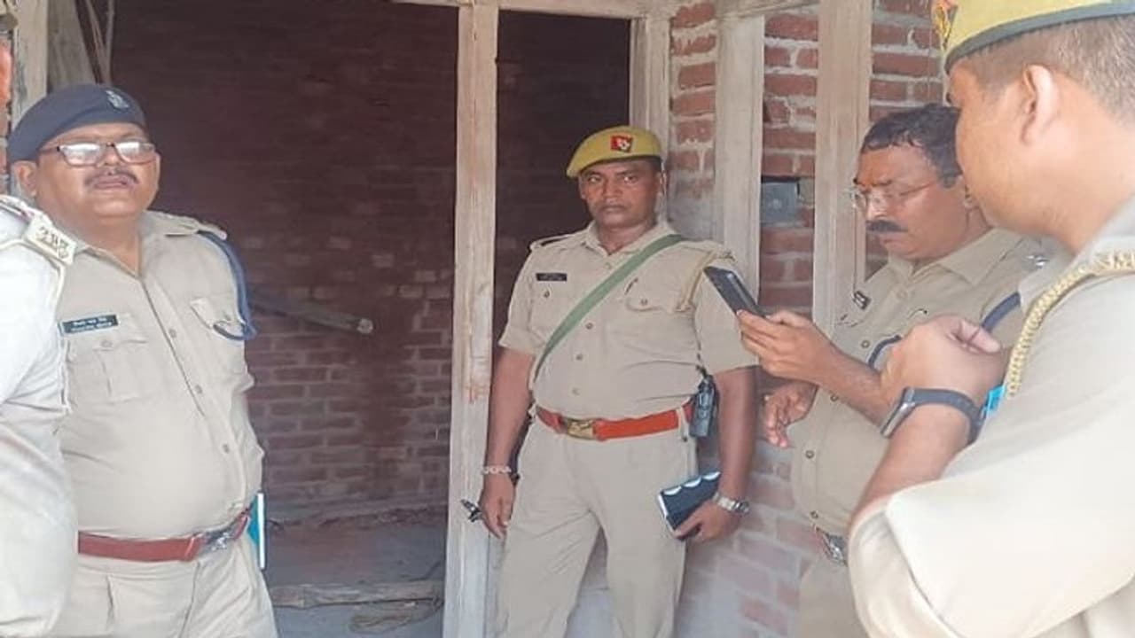 अयोध्या से दिल दहलाने वाली घटना आई सामने, बदमाशों ने घर में घुसकर गर्भवती महिला के साथ किया कुछ ऐसा अयोध्या से दिल दहलाने वाली घटना आई सामने, बदमाशों ने घर में घुसकर गर्भवती महिला के साथ किया कुछ ऐसा