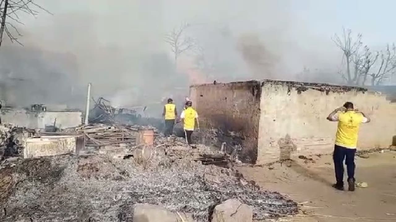 మా గుడిసెలు కూలగొట్టారు.. అందుకే పోటీ చేస్తున్నా: గుజరాత్ అసెంబ్లీ ఎన్నికల్లో దినసరి కూలీ మా గుడిసెలు కూలగొట్టారు.. అందుకే పోటీ చేస్తున్నా: గుజరాత్ అసెంబ్లీ ఎన్నికల్లో దినసరి కూలీ