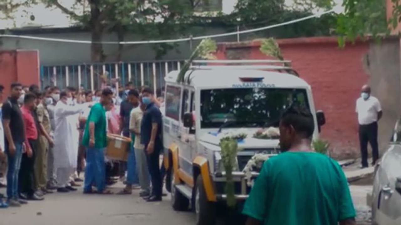 శిరీష డెడ్ బాడీకి రీపోస్టు మార్టం.. పొంతనలేని సమాధానాలు చెబుతున్న తండ్రి... శిరీష డెడ్ బాడీకి రీపోస్టు మార్టం.. పొంతనలేని సమాధానాలు చెబుతున్న తండ్రి...