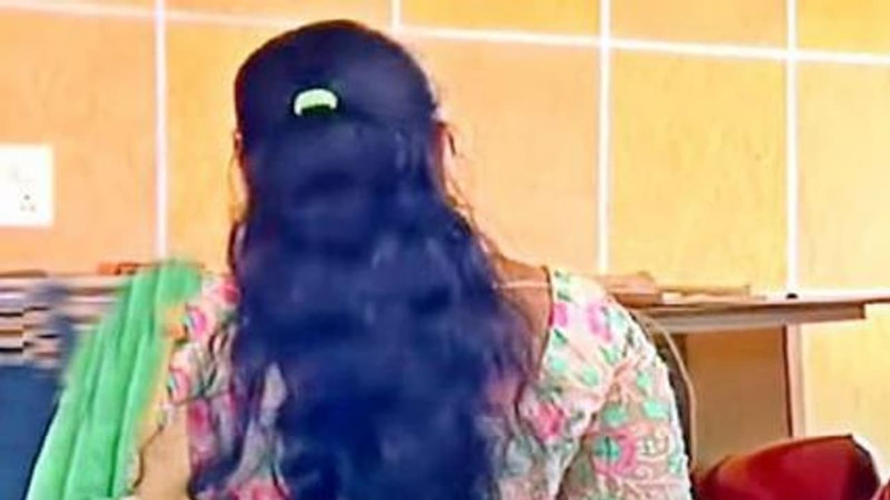 படுக்கைறையில் தூங்கிக்கொண்டிருந்த கணவன்.. இரவில் கள்ள காதலனுடன் காரில் மனைவி.. பிறகு நடந்த பயங்கரம். படுக்கைறையில் தூங்கிக்கொண்டிருந்த கணவன்.. இரவில் கள்ள காதலனுடன் காரில் மனைவி.. பிறகு நடந்த பயங்கரம்.