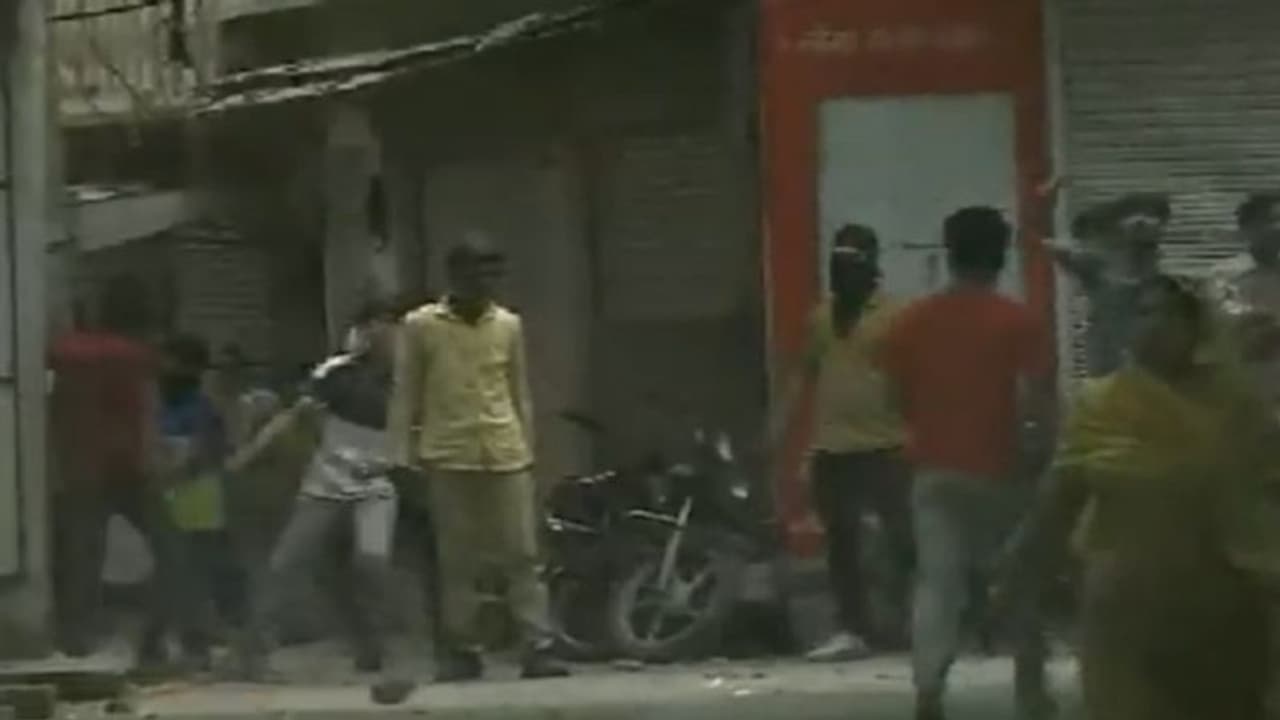 राजस्थान में पूर्व भाजपा पार्षद के बेटे की हत्या के बाद सांप्रदायिक तनाव, उपद्रवियों ने पुलिस पर किया पथराव राजस्थान में पूर्व भाजपा पार्षद के बेटे की हत्या के बाद सांप्रदायिक तनाव, उपद्रवियों ने पुलिस पर किया पथराव