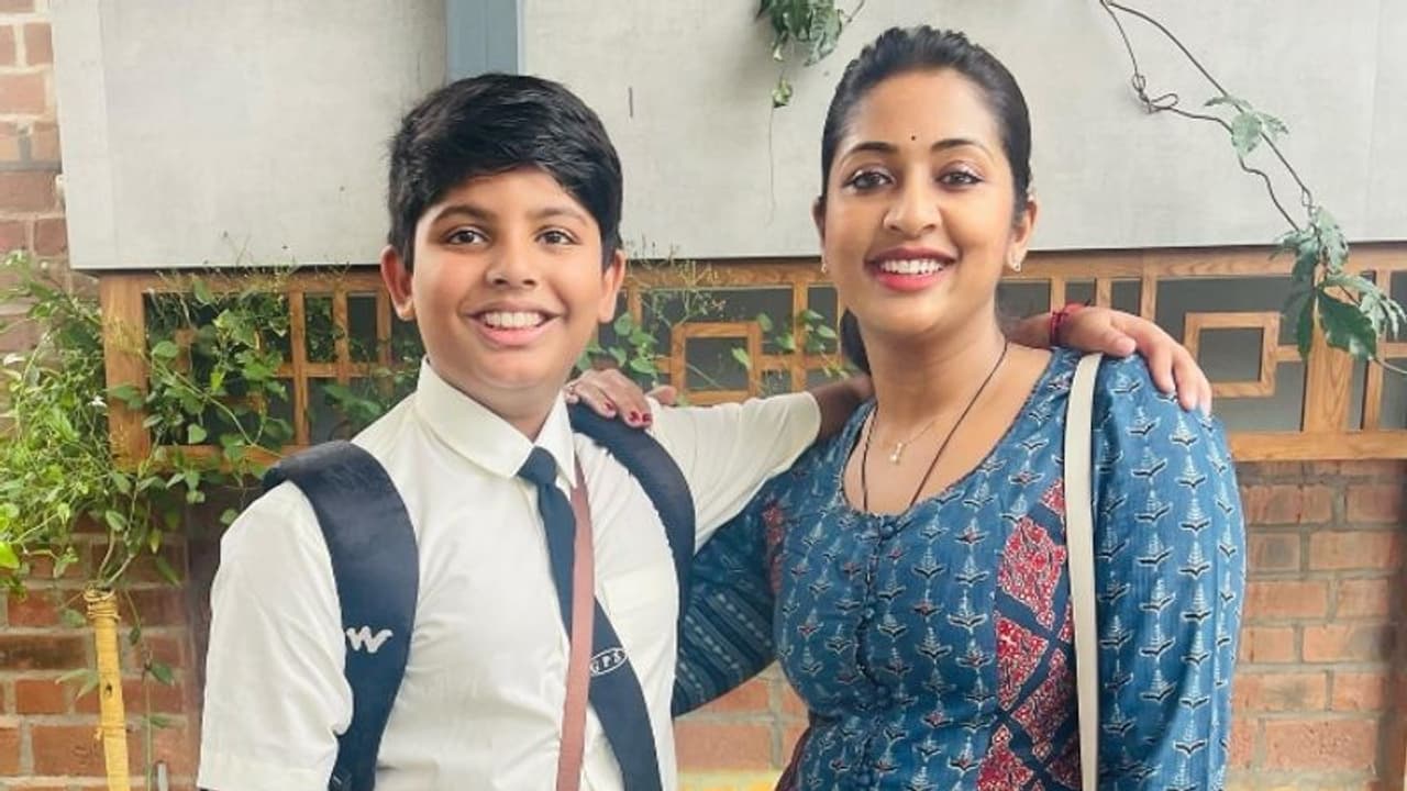 Navya Nair : 'ഞങ്ങൾ കൊറിയറാണ് ചെയ്യാറ്'; മകനെ സ്കൂളിലാക്കിയ നവ്യയുടെ വാർത്ത, ട്രോൾ പങ്കുവച്ച് താരം