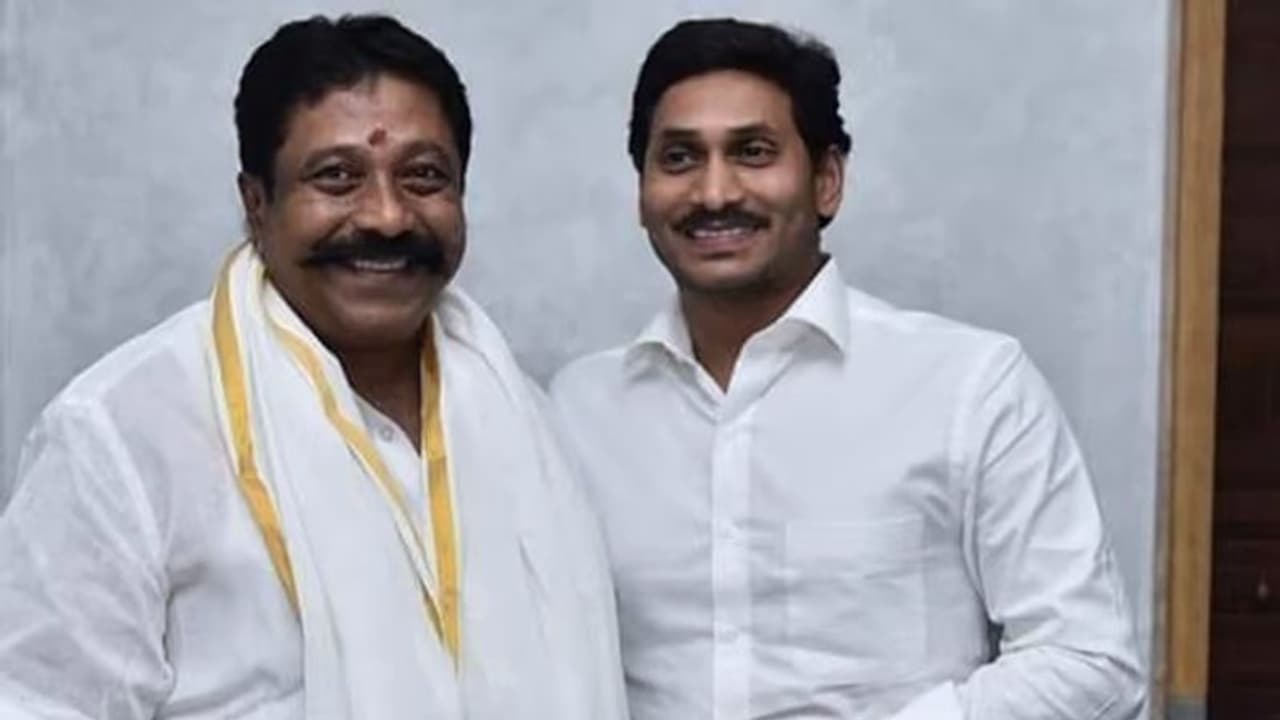 30 ఏళ్ల నాటి సమస్య.. మేం వచ్చి మూడేళ్లే అయ్యింది : గడప గడపకులో వైసీపీ ఎమ్మెల్యే అసహనం 30 ఏళ్ల నాటి సమస్య.. మేం వచ్చి మూడేళ్లే అయ్యింది : గడప గడపకులో వైసీపీ ఎమ్మెల్యే అసహనం