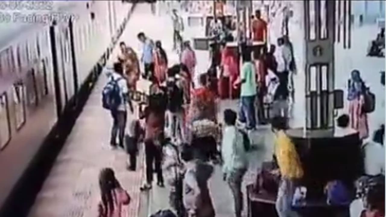 ಸಾವಿನ ಕದ ತಟ್ಟಿದ್ದ ಮಹಿಳೆಯನ್ನು ಚಲಿಸುತ್ತಿದ್ದ ರೈಲಿನಿಂದ ಕಾಪಾಡಿದ ರೈಲ್ವೇ ಪೊಲೀಸರು!