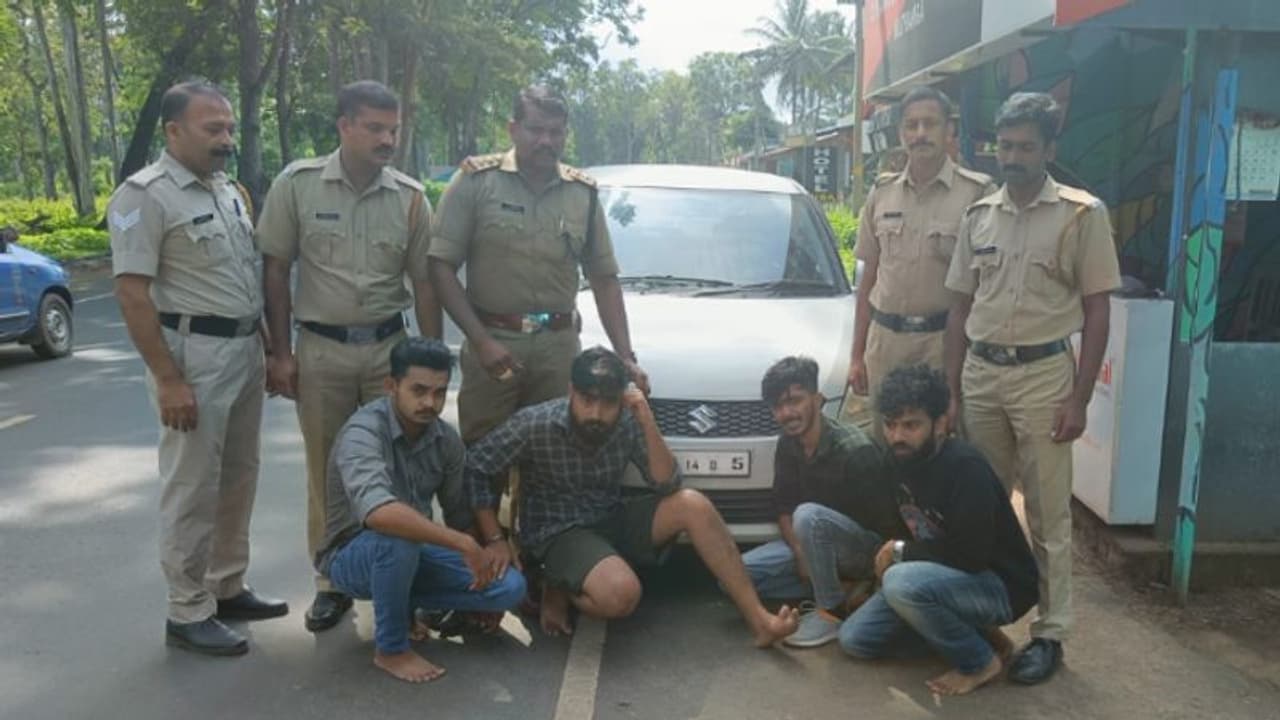 മുത്തങ്ങയില് ഏഴ് ലക്ഷം രൂപയുടെ മയക്കുമരുന്നുമായി യുവാക്കള് പിടിയില് മുത്തങ്ങയില് ഏഴ് ലക്ഷം രൂപയുടെ മയക്കുമരുന്നുമായി യുവാക്കള് പിടിയില്