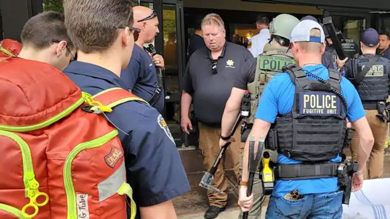 மருத்துவமனை வளாகத்தில் சரமாரி துப்பாக்கிச்சூடு.. 4 பேர் உயிரிழப்பு.. பலர் படுகாயம்..! மருத்துவமனை வளாகத்தில் சரமாரி துப்பாக்கிச்சூடு.. 4 பேர் உயிரிழப்பு.. பலர் படுகாயம்..!