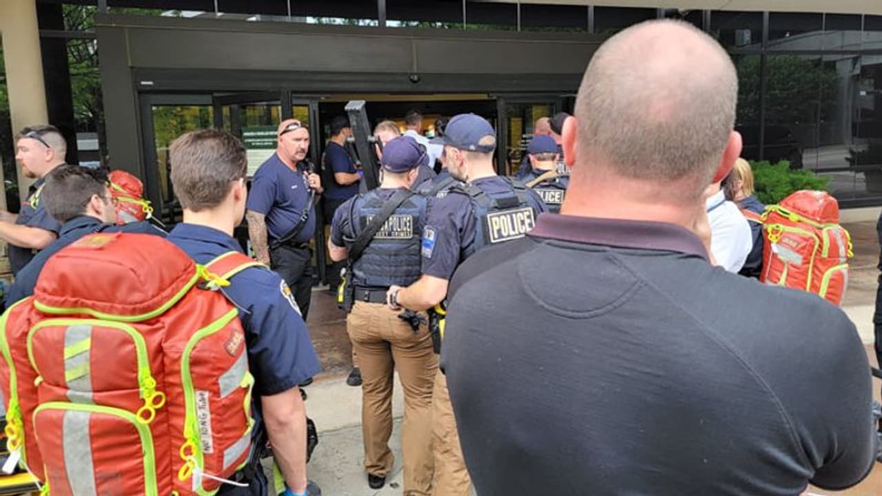 अमेरिका में फिर एक सनकी ने फिल्मी स्टाइल में चलाईं गोलियां, 4 लोगों को मारने के बाद खुद को किया शूट अमेरिका में फिर एक सनकी ने फिल्मी स्टाइल में चलाईं गोलियां, 4 लोगों को मारने के बाद खुद को किया शूट