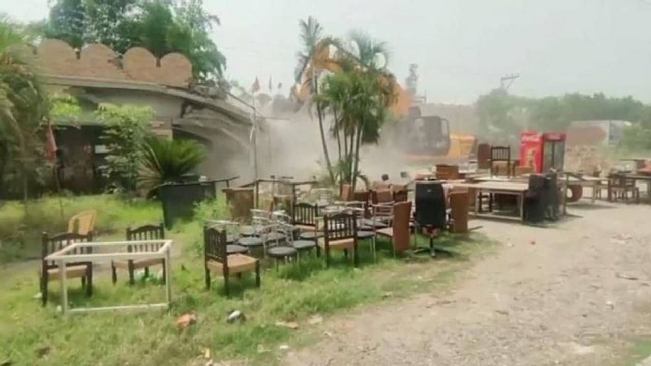 आजम के करीबी और सपा के पूर्व जिलाध्यक्ष के होटल पर चला बुलडोजर, प्रशासन कर चुका है भूमाफिया घोषित