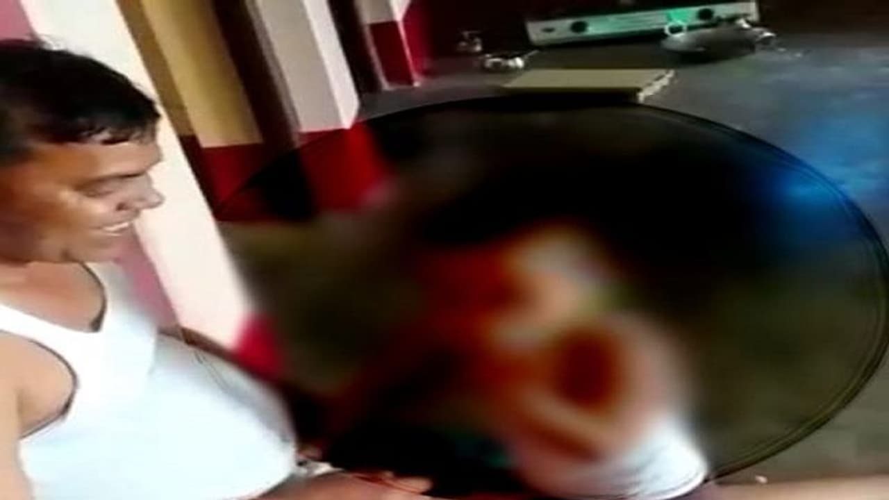 उन्नाव में पोती के साथ कैसा रिश्ता निभा रहे दादा! मासूम को बीड़ी पिलाने के बाद दर दर भटक रही मां