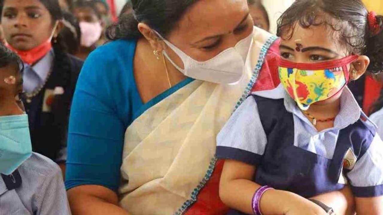 പ്രളയത്തില് എംഎല്എ രക്ഷപെടുത്തിയ കൈക്കുഞ്ഞ്, മിത്ര അറിവിന്റെ ലോകത്തേക്ക്, കൈ പിടിച്ച് മന്ത്രി വീണാ ജോർജ്ജ് പ്രളയത്തില് എംഎല്എ രക്ഷപെടുത്തിയ കൈക്കുഞ്ഞ്, മിത്ര അറിവിന്റെ ലോകത്തേക്ക്, കൈ പിടിച്ച് മന്ത്രി വീണാ ജോർജ്ജ്