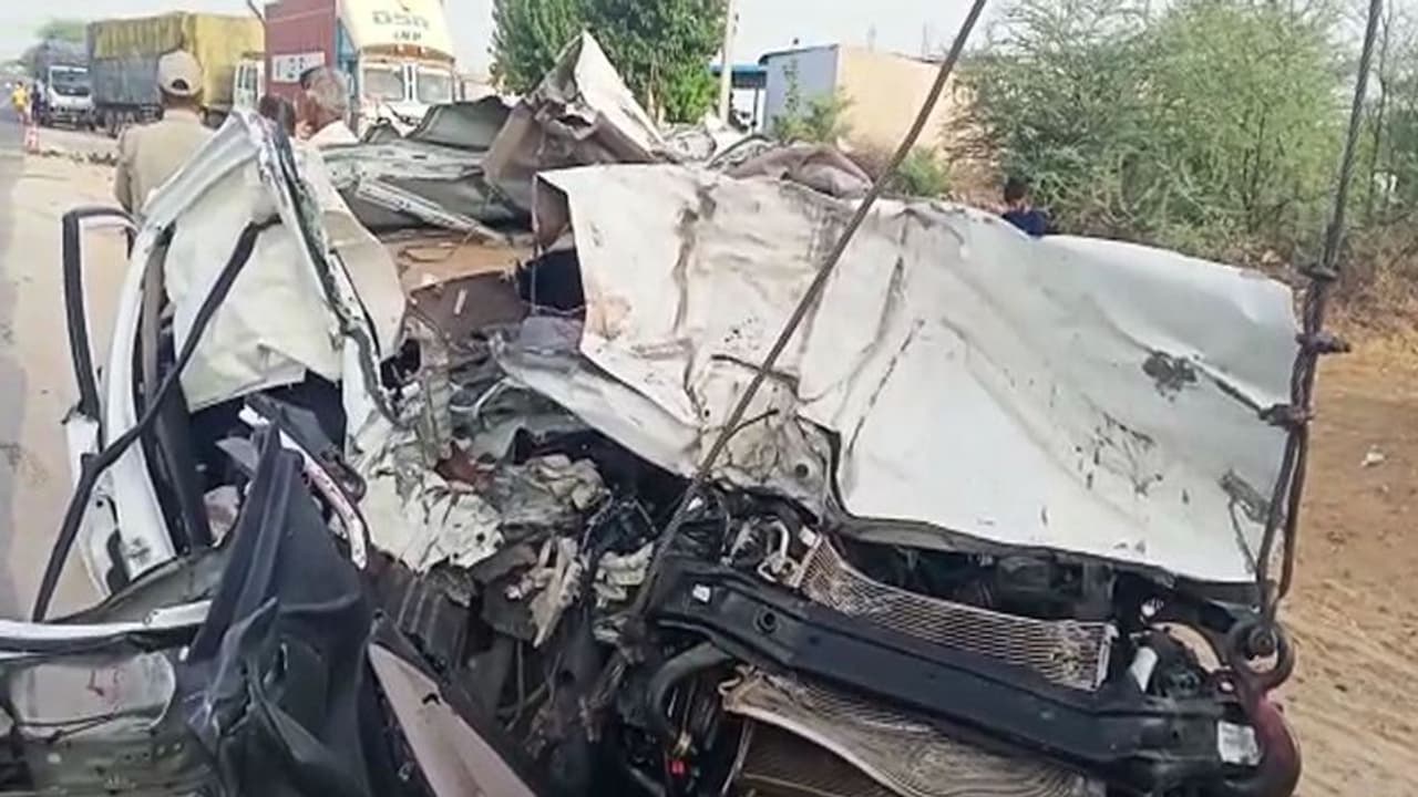 पलक झपकी और आ गई मौत : खाटूश्यामजी दर्शन के लिए जा रहे छात्रों की कार ट्रक में घुसी, टुकड़ों में बंट गए शव पलक झपकी और आ गई मौत : खाटूश्यामजी दर्शन के लिए जा रहे छात्रों की कार ट्रक में घुसी, टुकड़ों में बंट गए शव